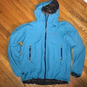 Arc’Teryx men’s blue hard shell - size L
